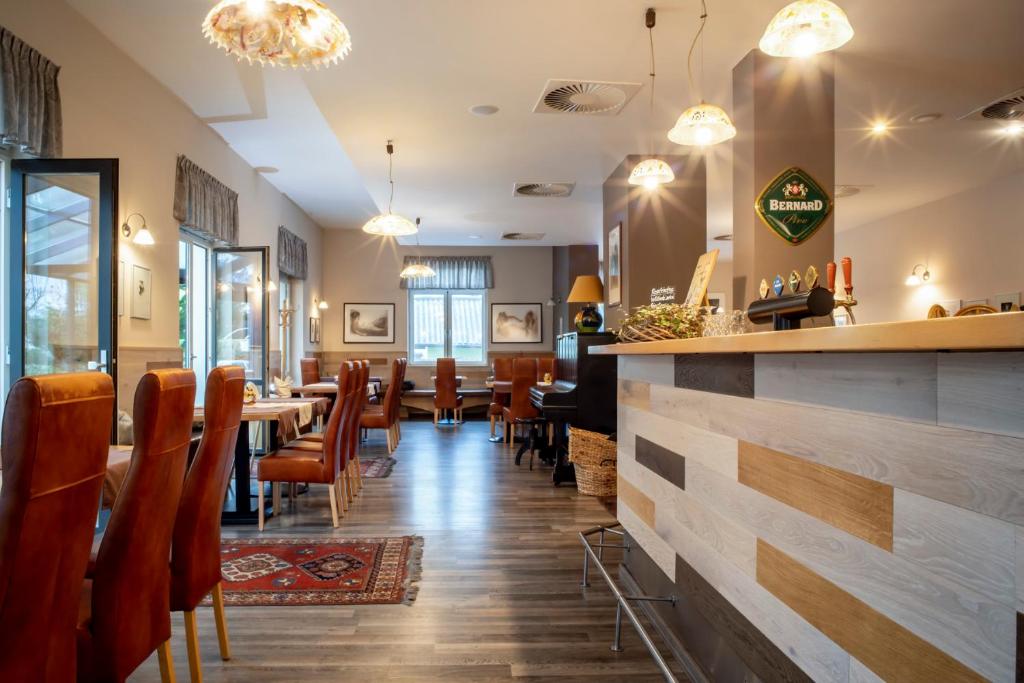 restauracja ze stołami i krzesłami oraz bar w obiekcie Pavilon w mieście Ricany