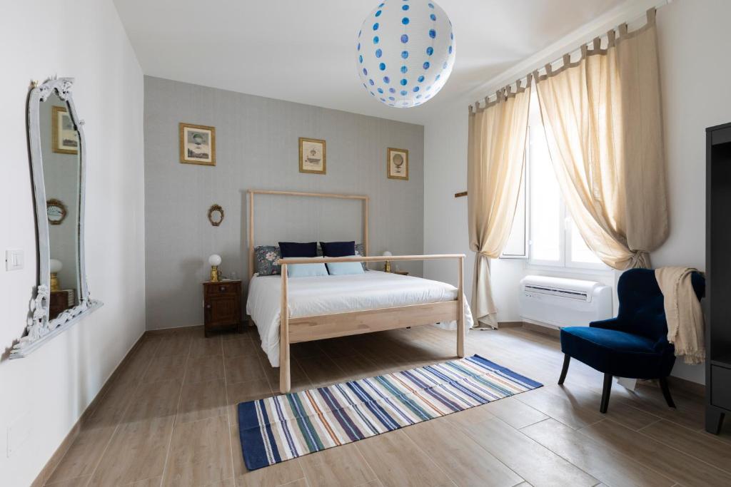 - une chambre avec un lit et une chaise bleue dans l'établissement Casa Otto, à Rome