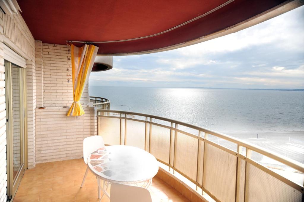 サンタ・ポラにあるSunsetの海の景色を望むバルコニー(テーブル付)