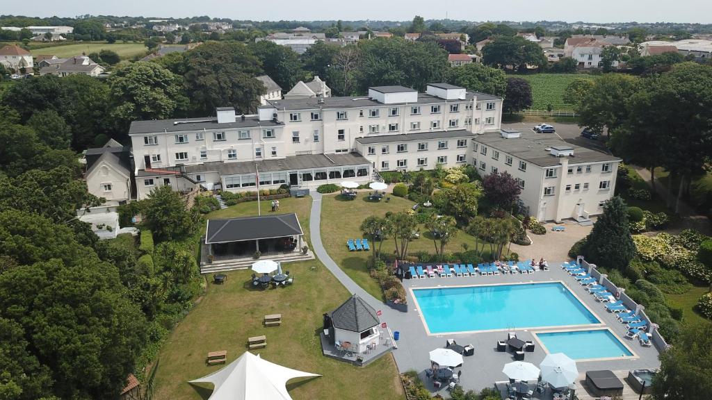 een luchtzicht op een hotel met een zwembad bij Westhill Country Hotel in Saint Helier Jersey