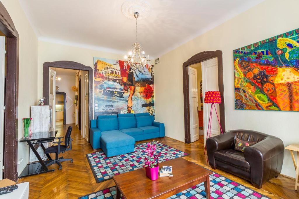 ブダペストにあるBessara Apartmentのリビングルーム(青いソファ、テーブル付)