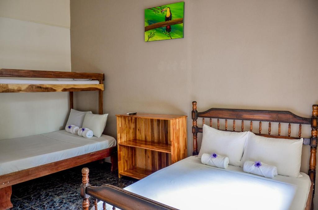 En eller flere senger på et rom på Cabinas Coco Alegre