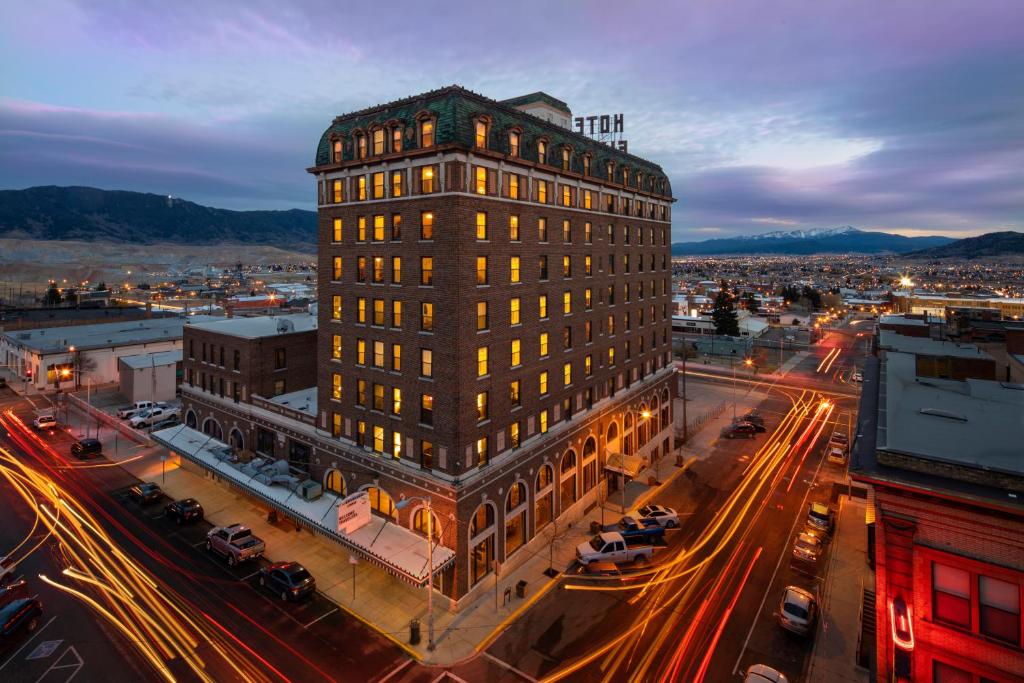 ein hohes Gebäude mit Licht in einer Stadt in der Unterkunft Finlen Hotel and Motor Inn in Butte