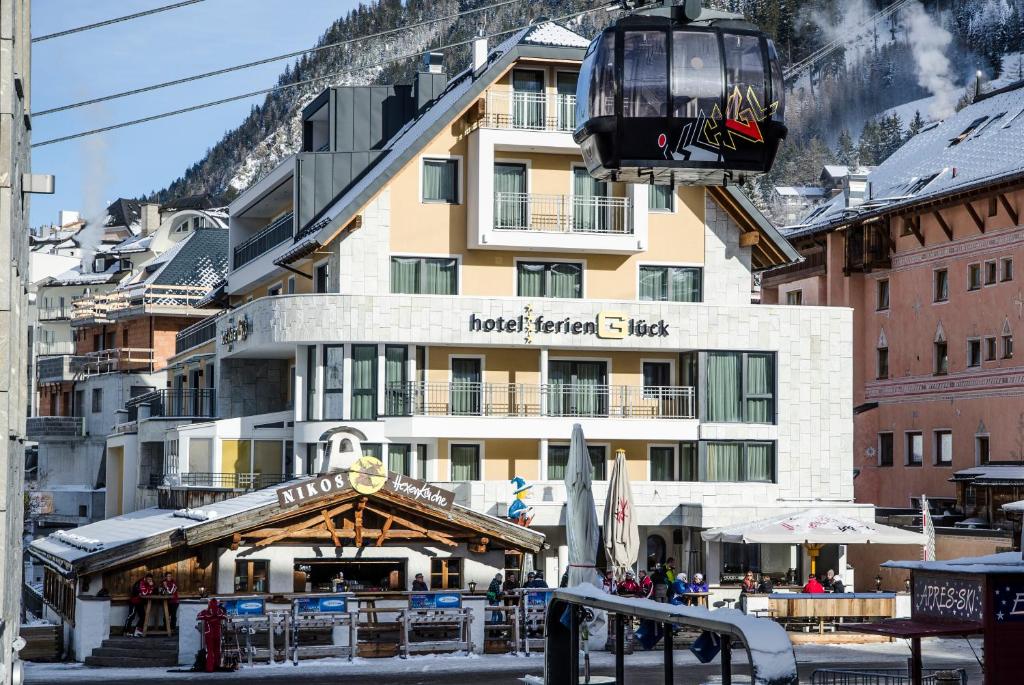 un hotel en las montañas con un remonte en Hotel Ferienglück, en Ischgl