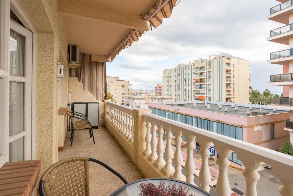 Un balcón o terraza de MálagaSuite Sun&Sea Beach