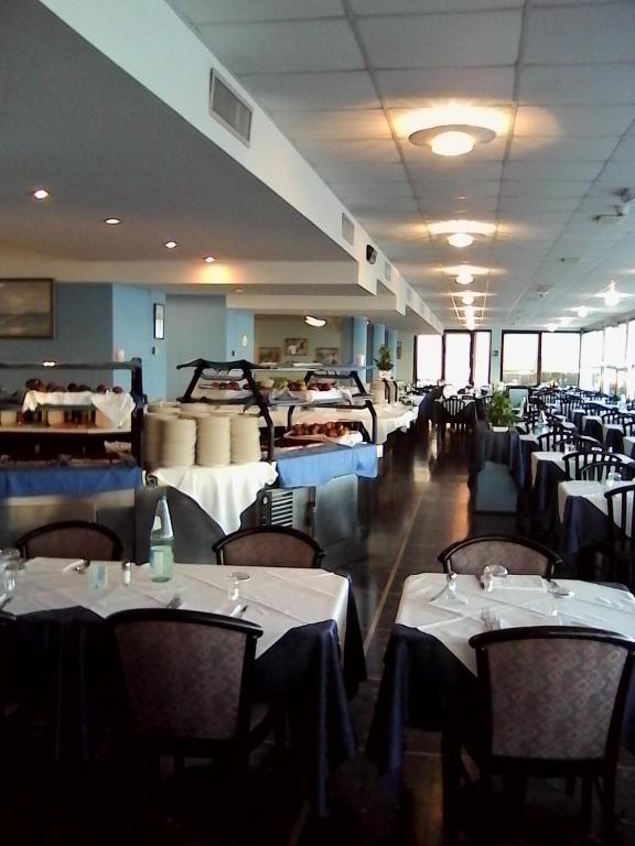 Restoran või mõni muu söögikoht majutusasutuses Hotel Caravelle&MiniCaravelle