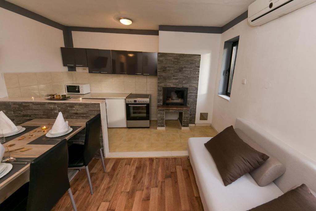 Kuchyň nebo kuchyňský kout v ubytování Apartments Vukman