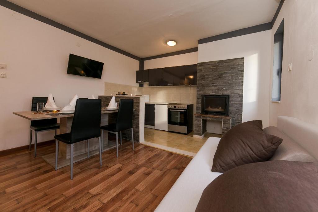 Kuchyň nebo kuchyňský kout v ubytování Apartments Vukman