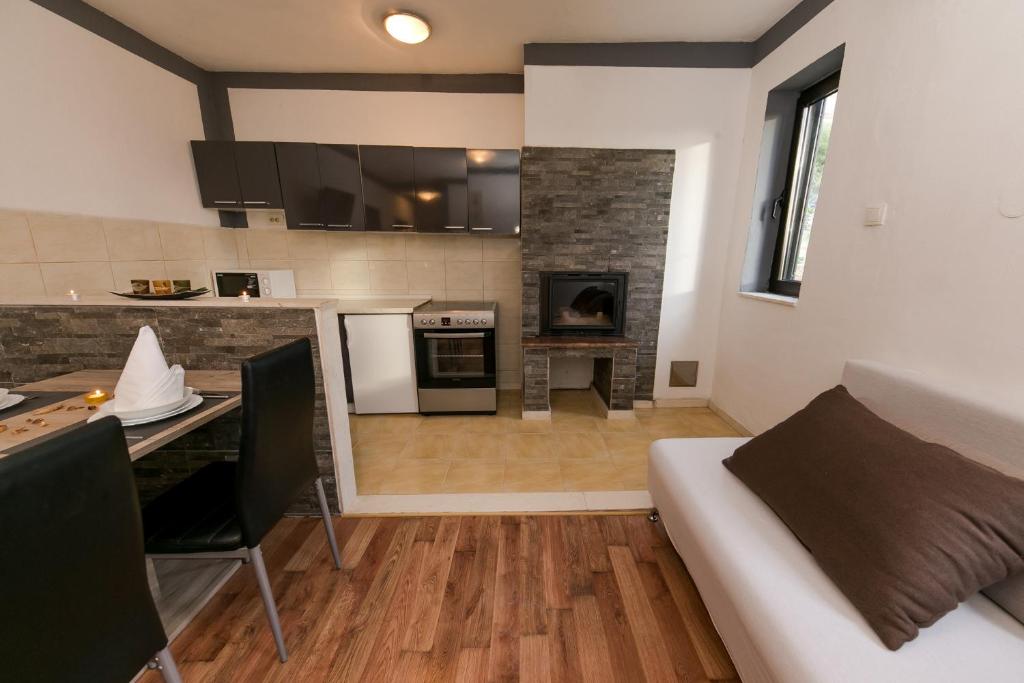 Kuchyň nebo kuchyňský kout v ubytování Apartments Vukman