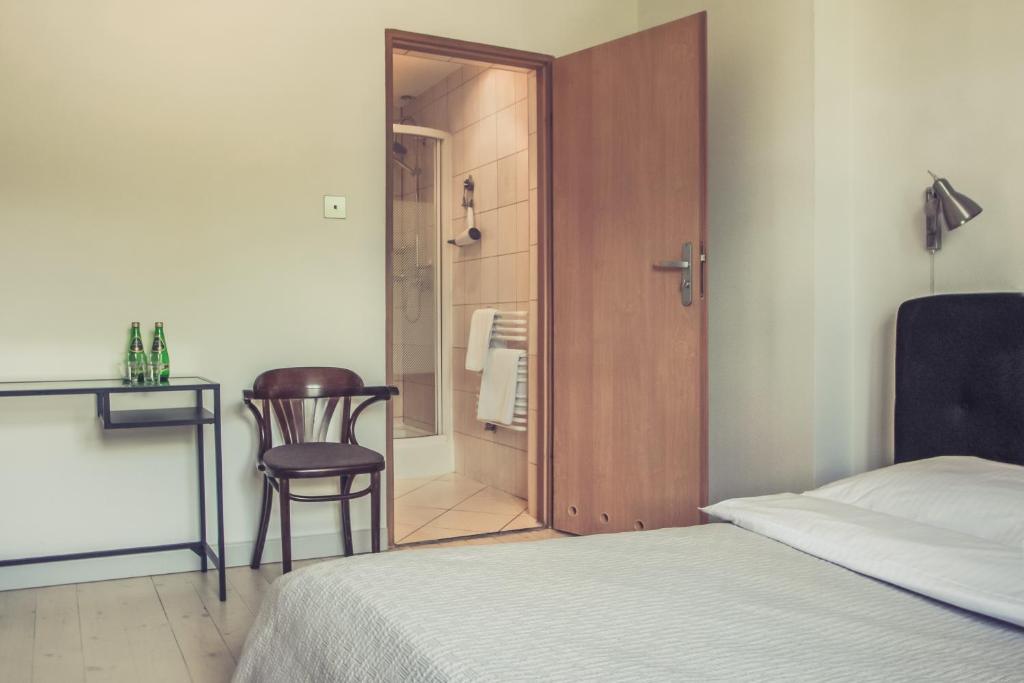 Postel nebo postele na pokoji v ubytování Hotel Dwa Księżyce