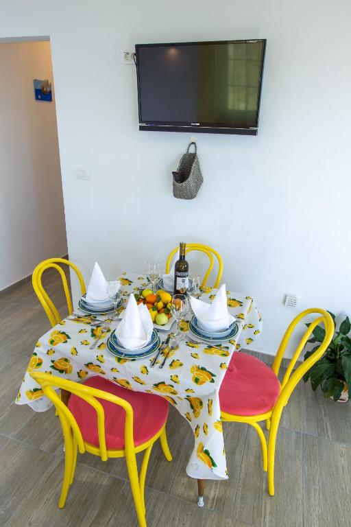TV a/nebo společenská místnost v ubytování Apartments Luka