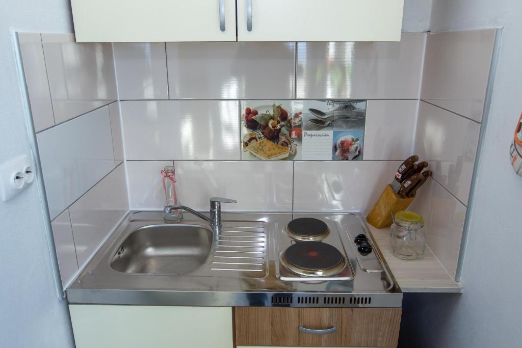 Kuchyň nebo kuchyňský kout v ubytování Apartments Luka