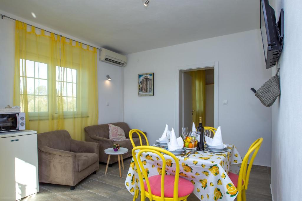 TV a/nebo společenská místnost v ubytování Apartments Luka
