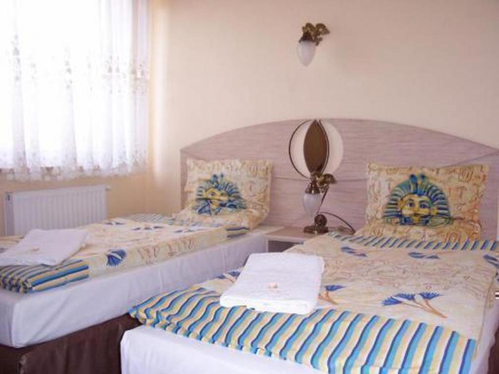 2 Betten nebeneinander in einem Zimmer in der Unterkunft Hotel Faraon in Kielce
