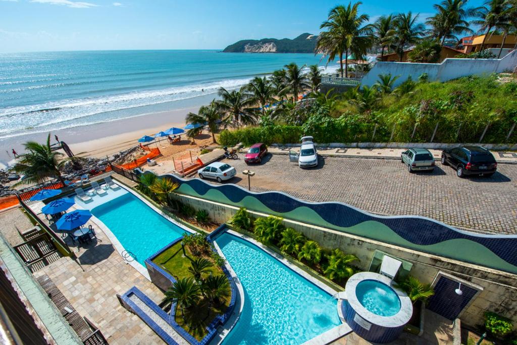 una vista aérea de un complejo con piscina y playa en Blue Marlin Apartments, en Natal