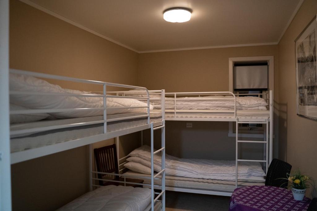 - une chambre avec 2 lits superposés et des serviettes dans l'établissement Beijing home, à Tromsø
