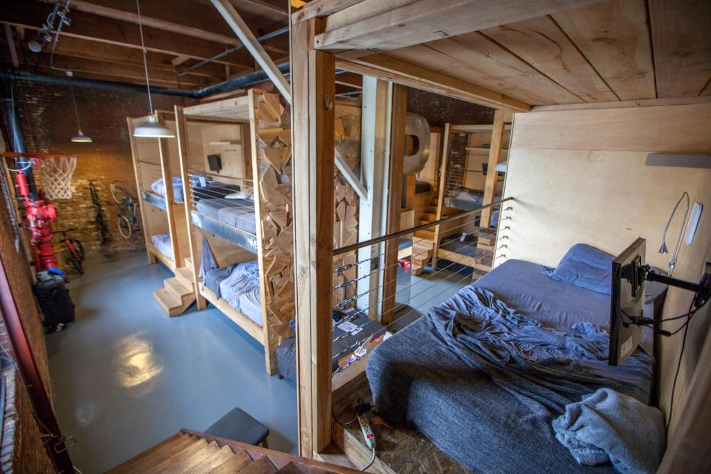 Zimmer mit 2 Etagenbetten in einem Haus in der Unterkunft PodShare DTLA in Los Angeles