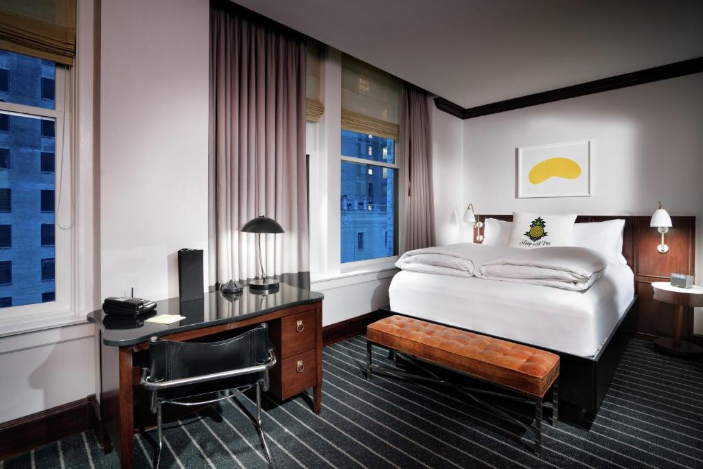 Staypineapple, An Iconic Hotel, The Loop في شيكاغو: غرفة في الفندق مع سرير ومكتب