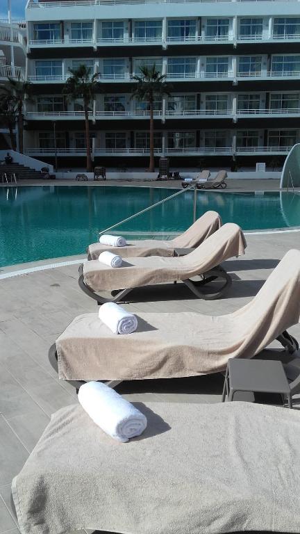 Bazén v ubytování Gara Suites Golf & Spa nebo v jeho okolí