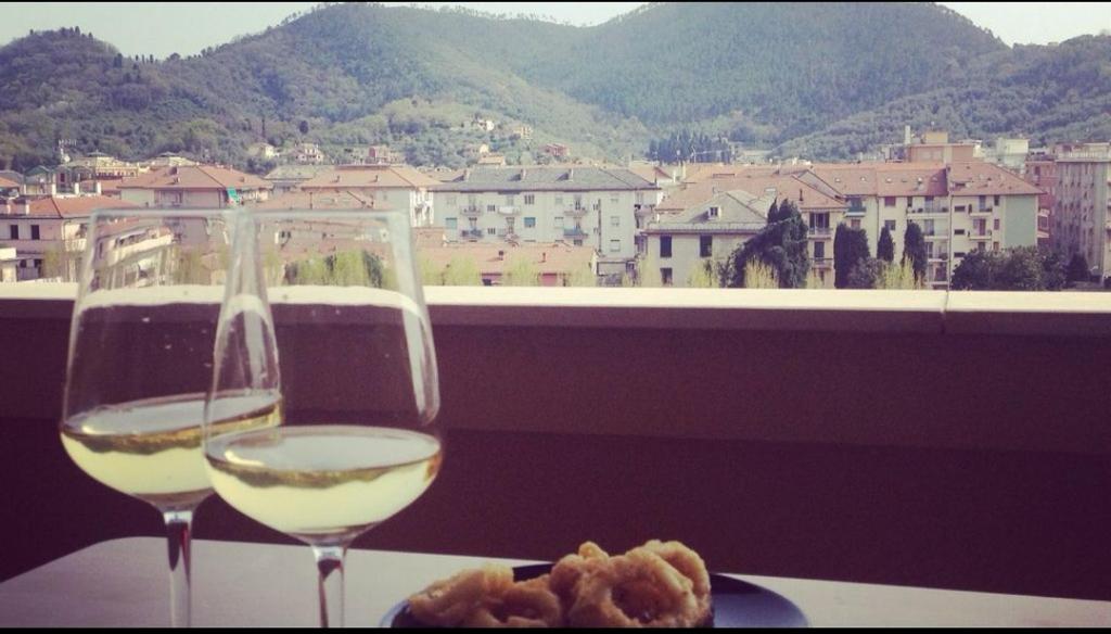 due bicchieri di vino bianco e un piatto di cibo di Raggio di Sole a Sestri Levante