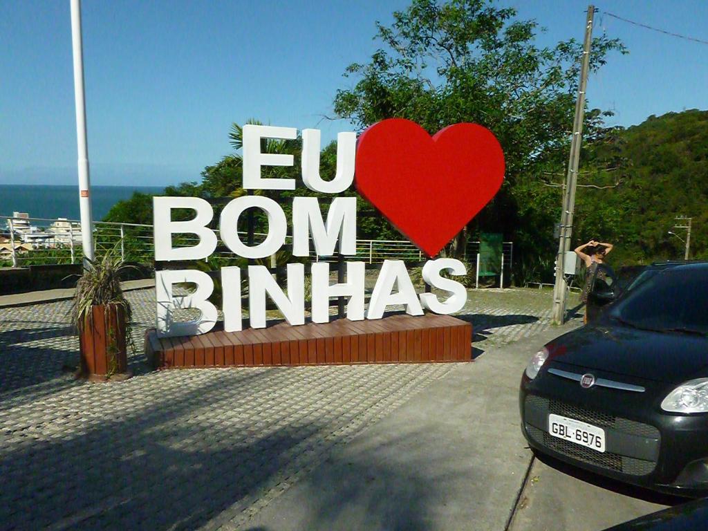 una señal que dice eu bon bannanas con un corazón rojo en Apartamento 12 - Bombinhas - 200 metros da praia, en Bombinhas
