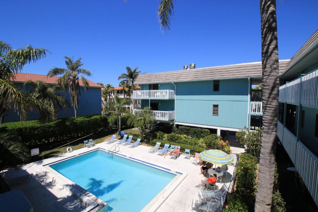 an overhead view of the pool at a resort at Anna Maria Island Retreat in Anna Maria