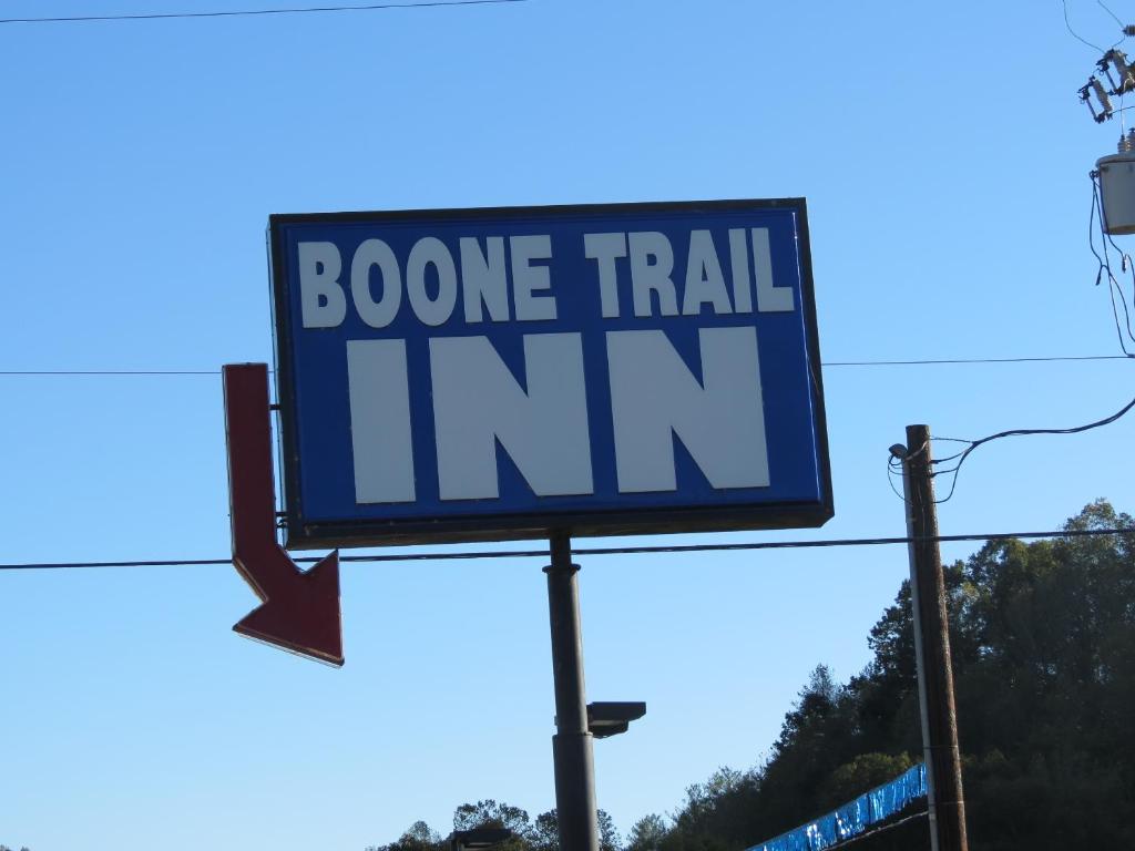 ein blaues Schild, das Knochenspur-Gasthaus liest in der Unterkunft Boone trail inn in Middlesboro