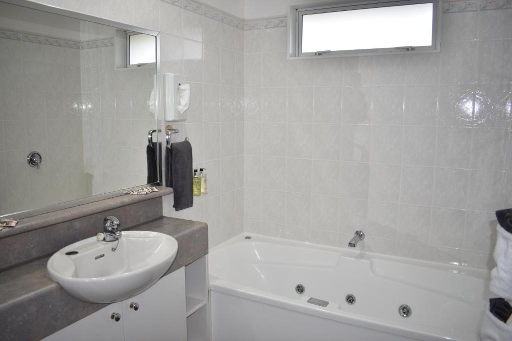 Baywatch Motor Inn - Resim 16