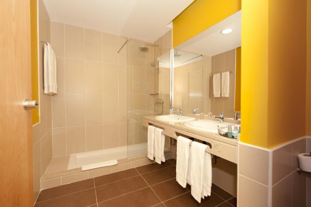 Koupelna v ubytování Pestana Tropico Ocean & City Hotel