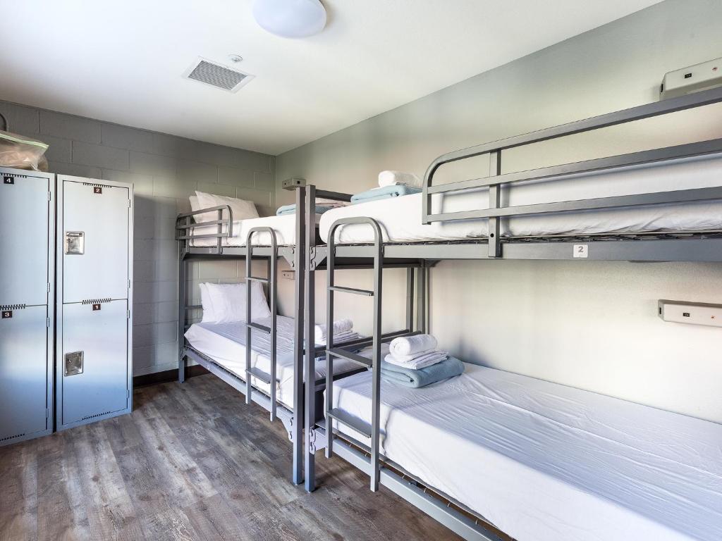 Palanda nebo palandy na pokoji v ubytování HI Los Angeles Santa Monica Hostel