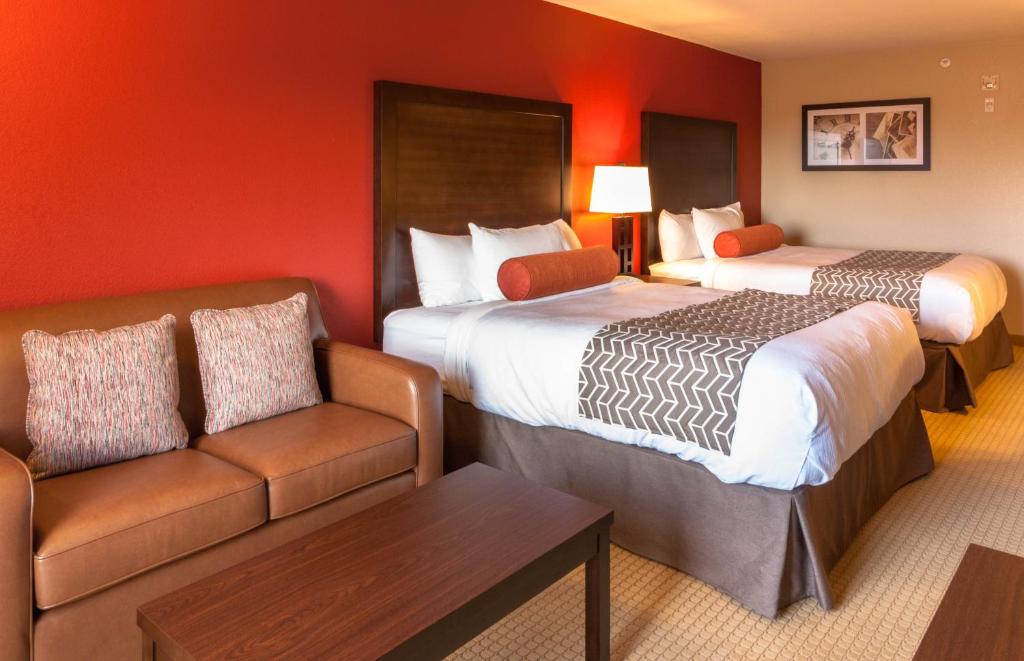 Postel nebo postele na pokoji v ubytování The Kanata Inns Invermere