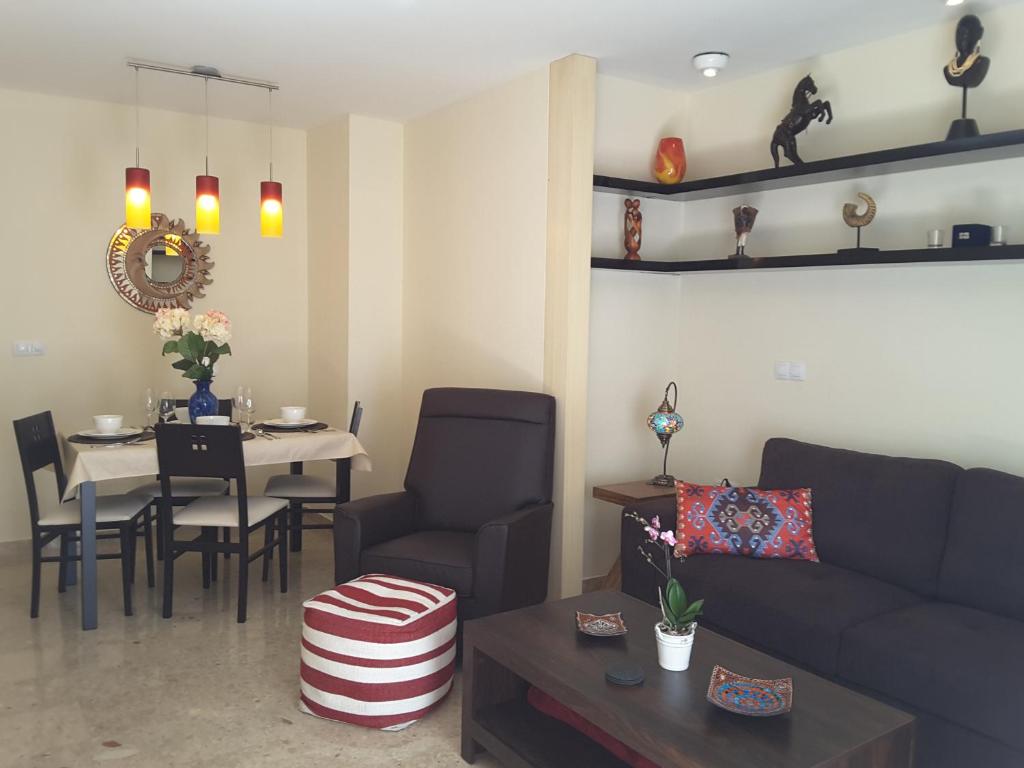 - un salon avec un canapé et une table dans l'établissement Amazing Condo in Alicante City Center, à Alicante