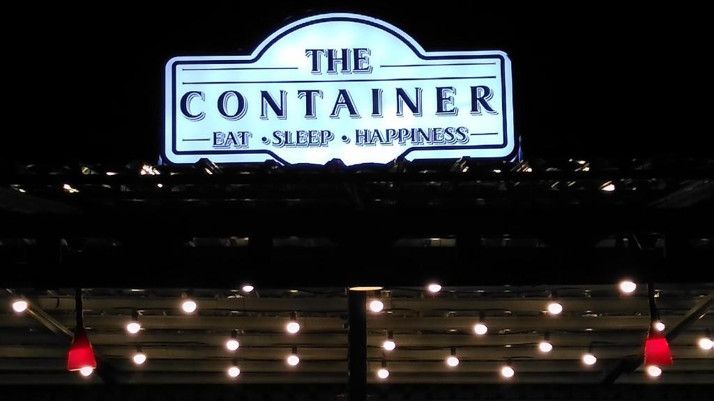 un panneau indiquant que le conteneur mange sommeil dans l'établissement The Container, à Labuan Bajo