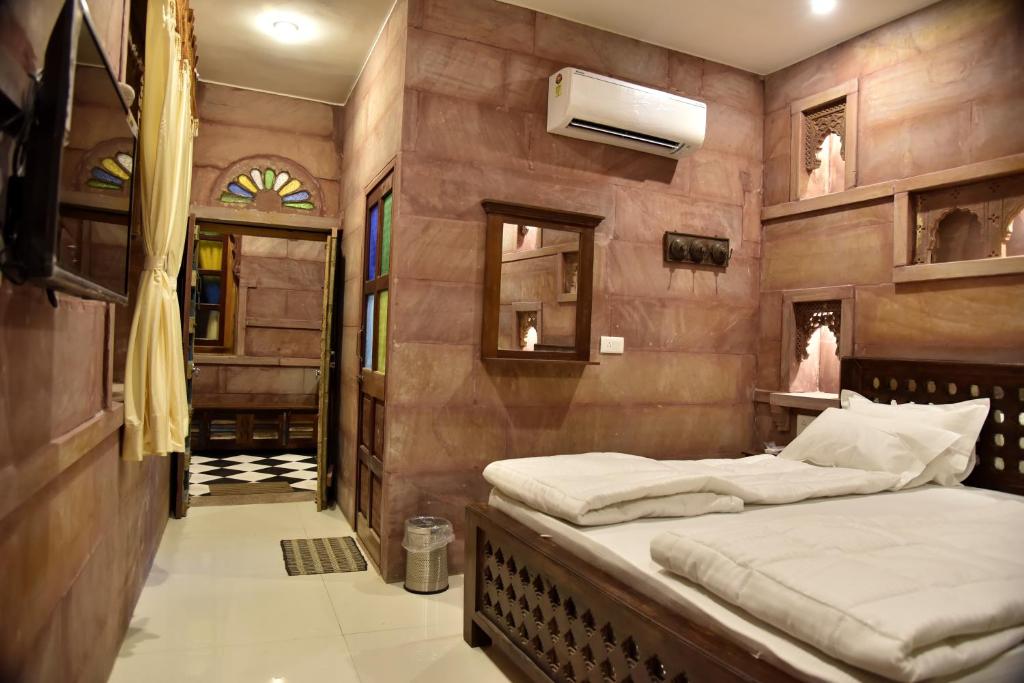 Dev Kothi - Boutique Heritage Stay - Sala De Reina Con Balcón Y Vista De Fort