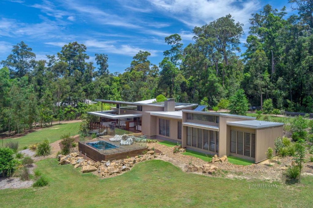 una vista aérea de una casa con patio en Calanthe Acreage - Doonan, en Doonan