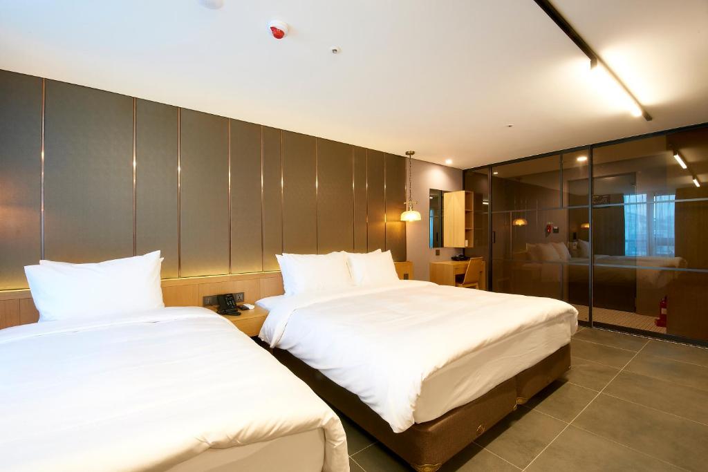 Postel nebo postele na pokoji v ubytování Hotel tt Seomyeon