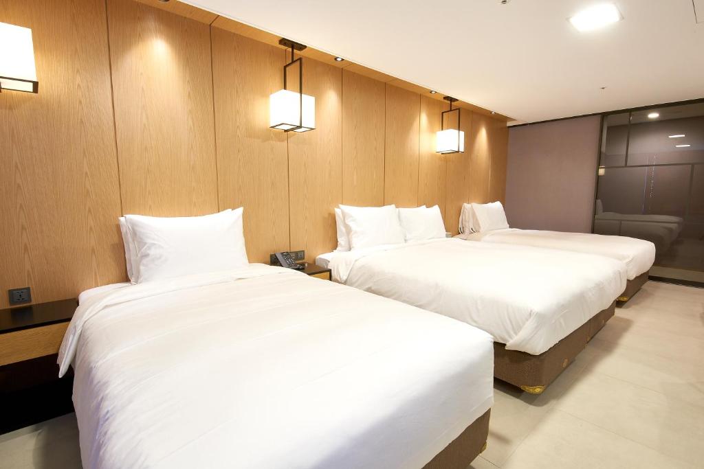 Postel nebo postele na pokoji v ubytování Hotel tt Seomyeon