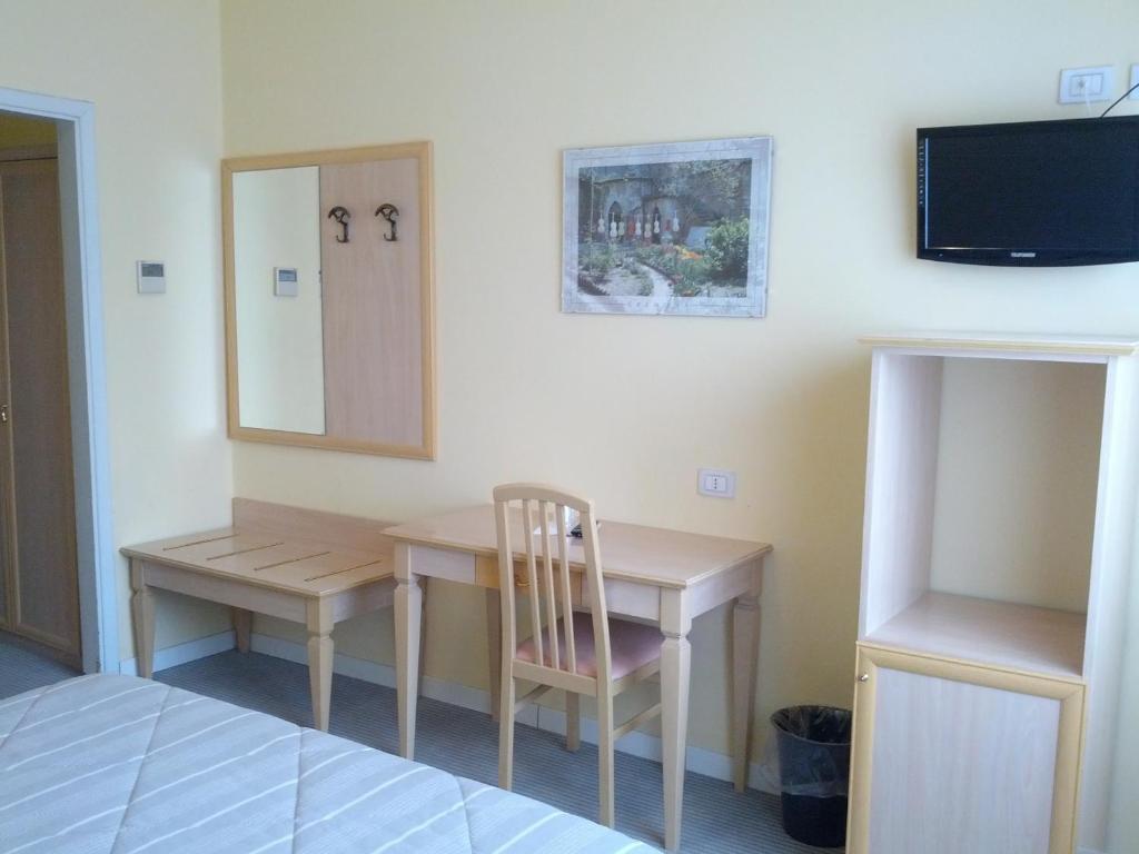TV a/nebo společenská místnost v ubytování Hotel Cremona Viale