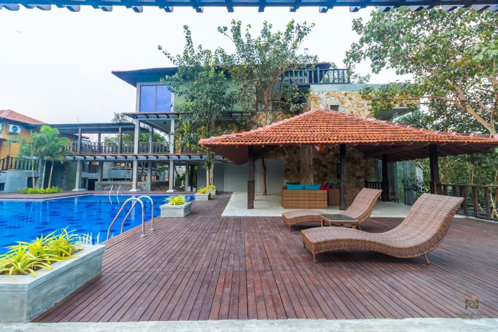 Bazén v ubytování Serendip Stone Hotel and Bungalow nebo v jeho okolí