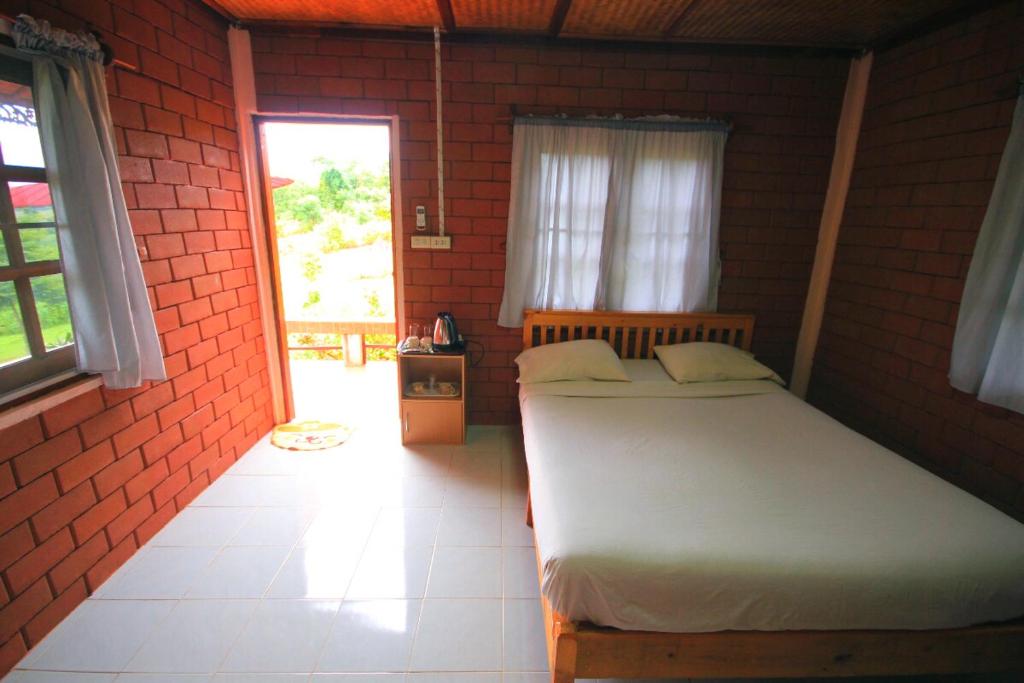 Postel nebo postele na pokoji v ubytování มนต์เมืองแจ่ม