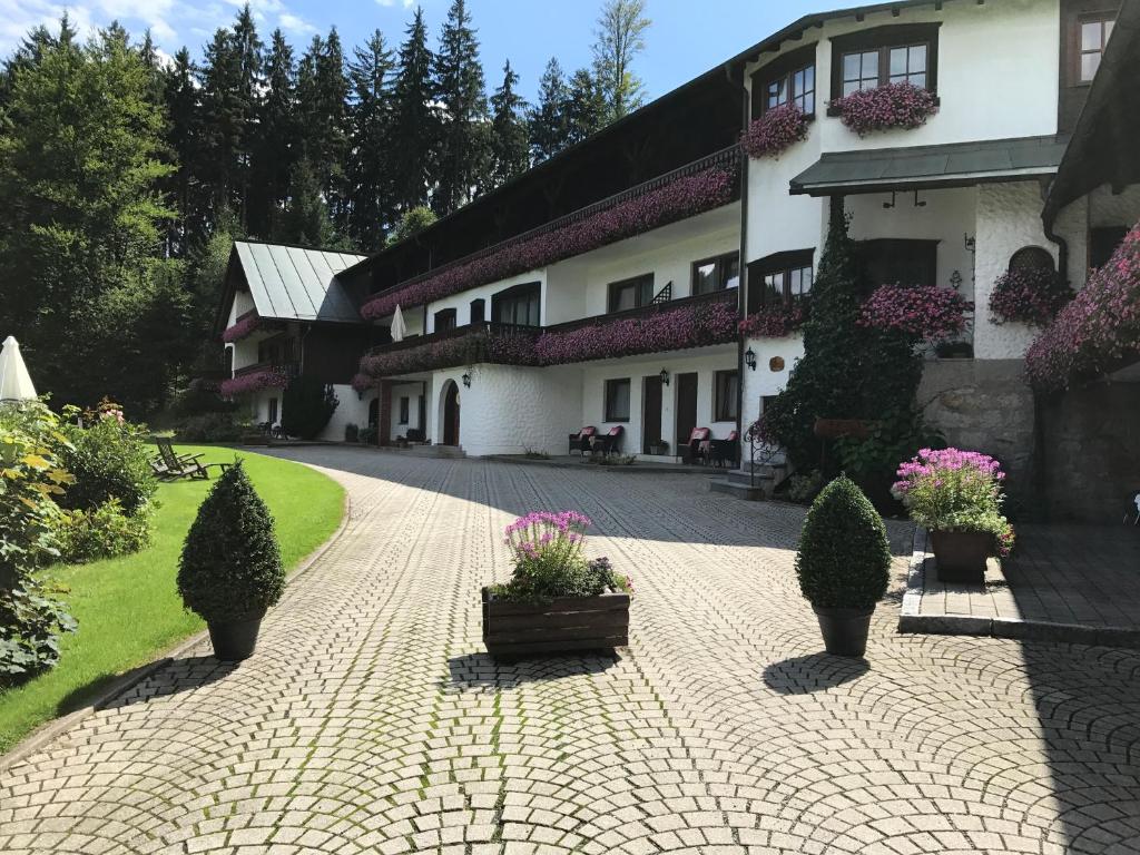 un patio de una casa con flores y plantas en Landhaus Preißinger, en Warmensteinach