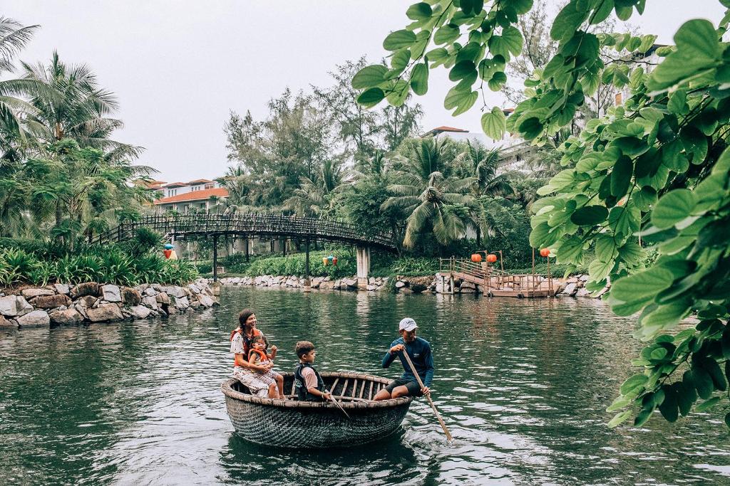 Tầm nhìn suối chảy gần resort