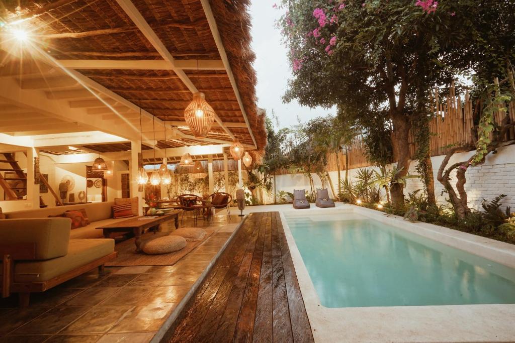 einen Pool in einem Haus mit einer Terrasse in der Unterkunft Oma Villa - A tropical sanctuary of Seminyak in Seminyak
