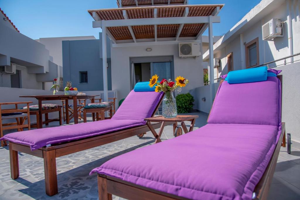 カト・ダラトソにあるAlisahni Villa & Suiteのパティオの紫色のクッション付きベンチ
