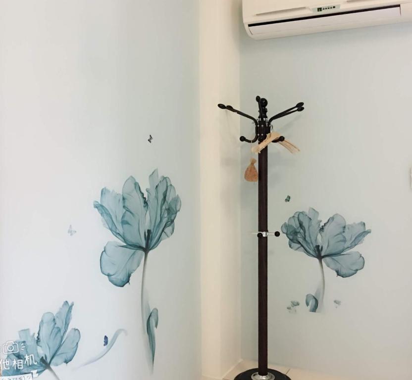 a metal pole with flowers on a wall at Fish Fun House in Hualien City