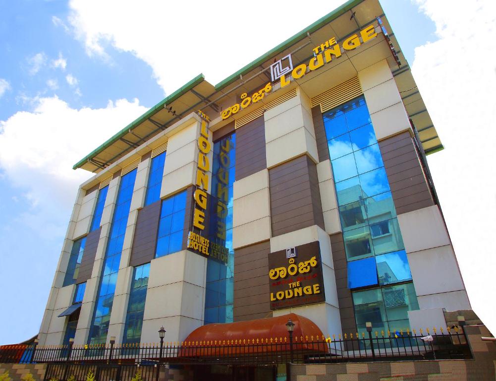 un edificio con un cartel en la parte delantera en The Lounge Business Hotel en Bangalore