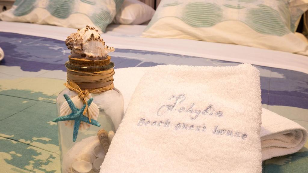 プラティスヤロス・シフノスにあるKohylia Beach Guest Houseのタオルとヒトデを入れた瓶