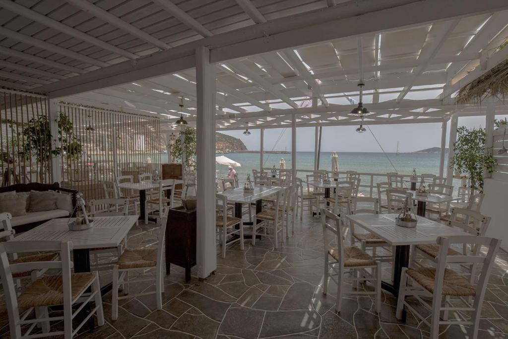 A restaurant or other place to eat at Kohylia Beach Guest House