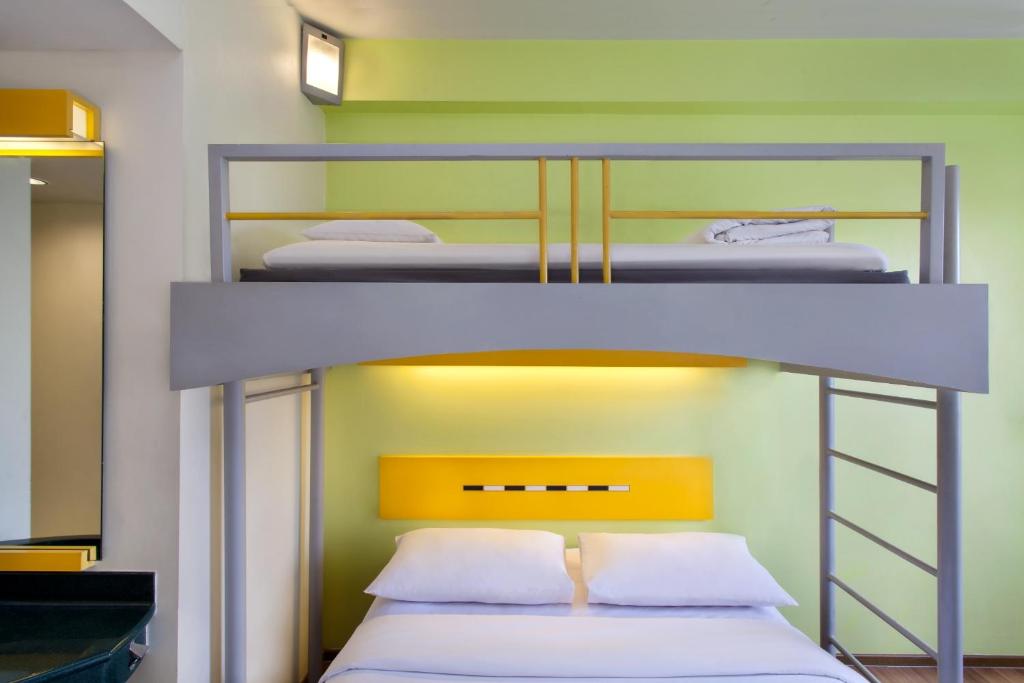 Postel nebo postele na pokoji v ubytování Ibis Budget Jakarta Menteng