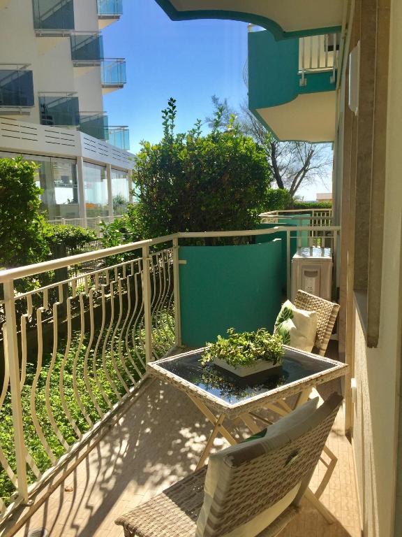 A balcony or terrace at Piccolo Moderno Appartamento sulla Spiaggia in Centro